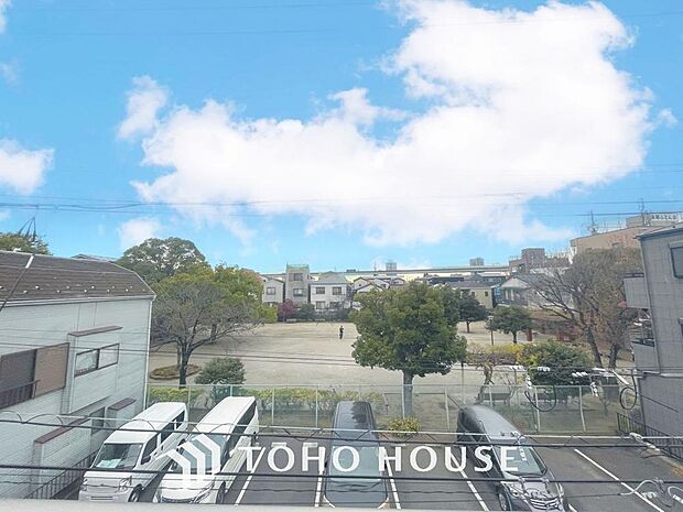 「穏やかな街並みの眺望」穏やかな街並みを一望しながら、爽やかな風と柔らかく降り注ぐ陽光を感じて頂けます。心地良い開放感が暮らしにゆとりと充足感をもたらします。