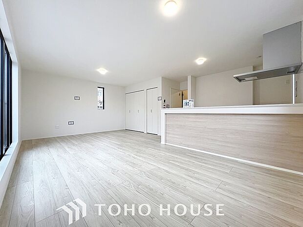 リビングも広く設け、訪れる人々を暖かく迎えてくれます。