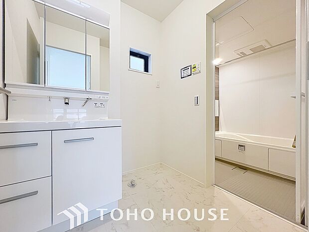 お家の中でも特にプライベートスペースとなる洗面所は、洗濯場所と浴室を同じ空間でまとめております。