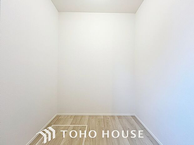 「ウォークインクローゼット」たっぷりと荷物が入るよう、ウォークインクローゼットを完備いたしました。画像と現地では大きさ、広さの感覚が違います。是非、ご自分の目で確かめてください。