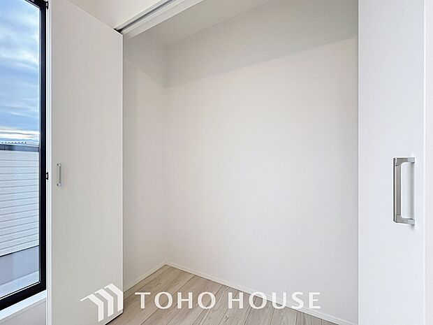 奥行きあるクローゼットを採用。衣装ケースや、掃除機といった物を収納できるような造りになっております。