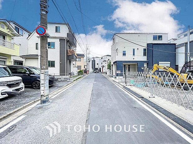 「前面道路含む現地」快適に過ごす条件は、一人ひとり違います。だからこそ飾り過ぎないシンプルな内装と偏り過ぎないデザインで統一しております。居住していく中でオーナー様だけの「マイホーム」に創り上げて下