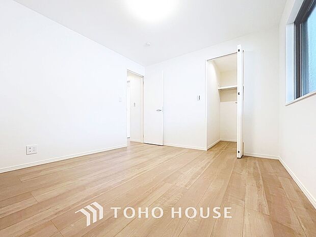 「窓あり×収納あり。」お子様の成長に合わせて机やベットを自由にレイアウトできるようにと、小さな自立心を育むお部屋作りを見越してご覧下さい。