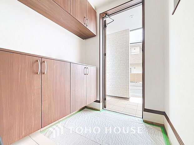 「玄関」玄関スペースには、季節の飾り付けやお花、写真などが飾れて、自分好みにアレンジできます。