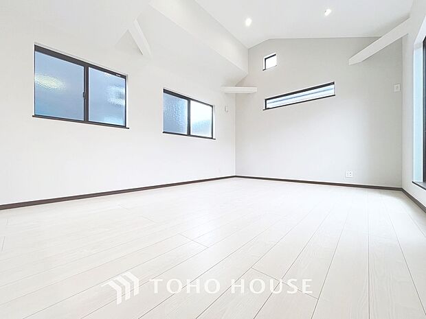 「憩いの場リビング」くつろぎを愉しむリビングルームは憩いの場となります。リビングとダイニングの空間機能を活かし、巧みに使い分ける発想が、ライフスタイルに新しいゆとりをもたらします。