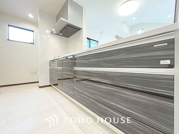 「窓あり×キッチン。」キッチンスペースは、ゆとりの広さを確保。開放的な対面式キッチンなので、ご家族との会話を楽しうことはもちろん、お子様を見守りながら家事時間を進められます。