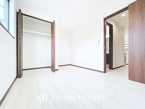 「7帖。ゆとりの主寝室。」主寝室は十分な広さに加えて、快適に目覚められるよう、大きな採光窓を設けました。