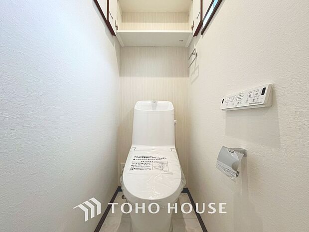 「温水洗浄便座付きトイレ」トイレは快適な温水洗浄便座付です。清潔感のあるホワイトで統一しました。いつも清潔な空間であって頂けるよう配慮された造りです。