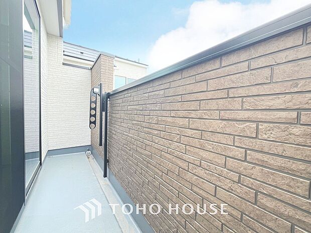 「バルコニー」都市型生活をより快適にコーディネートするかのように、周りの情景とマッチしたバルコニー。住まうご家族の心地よさを最優先したバルコニーでは様々な時間を楽しめます。