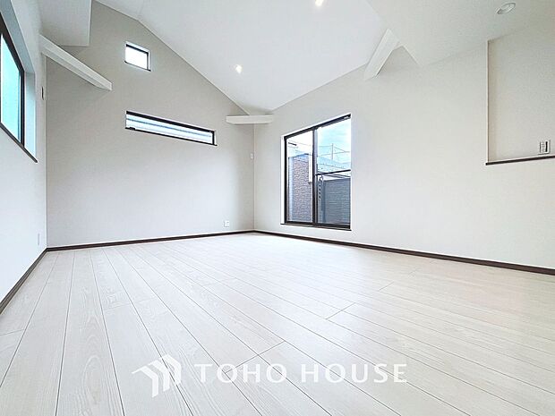 「採光面の多いLDK。」団欒の場であるリビングには採光窓を多く取り入れていますので、暖かな陽光と心地よい風が贅沢に降り注ぎます。