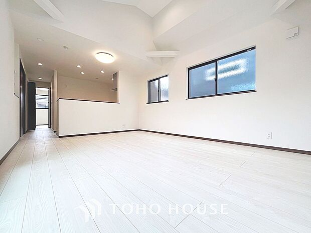 「18.5帖。ゆとりのLDK。」広々約18帖のLDK。家族団らんの場やソファーでゆっくりとくつろぐスペースにオススメです。