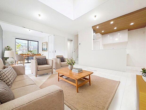 「開放感が気持ち良い。吹抜け付き。」（画像内の家電・家具等はCGです。本物件には付帯されません。）