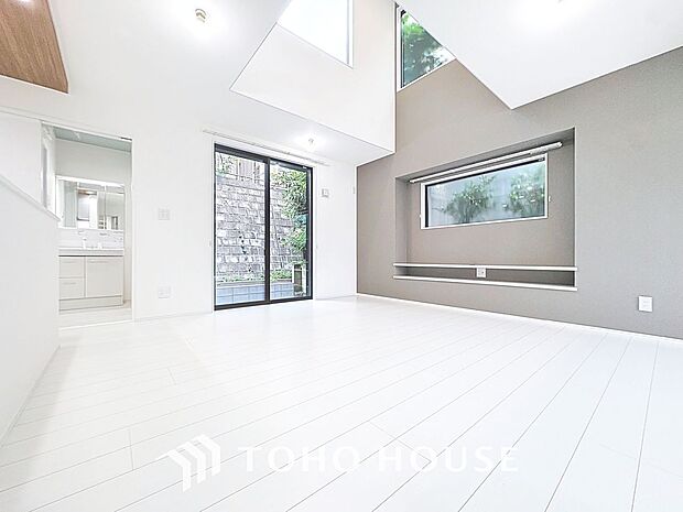 「寛ぎ空間。15帖リビング」空気感という居心地の良いＢＧＭは、心からのやすらぎと満足感を与えてくれます。通風と採光を考慮したリビングは地域の鼓動を感じながらお寛ぎ頂くことが可能です。