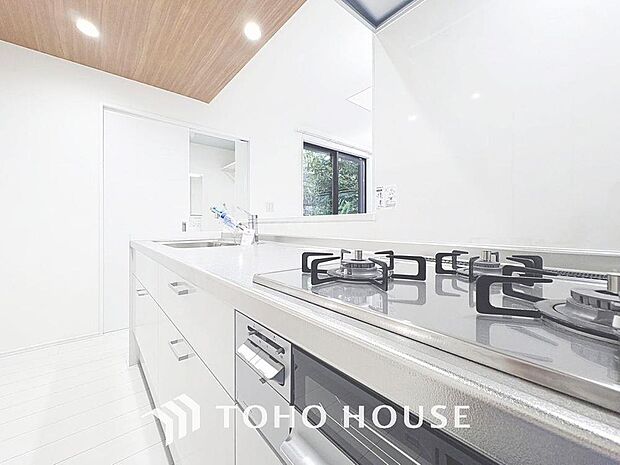 「4帖の広々対面キッチン」ご家族を「より近くに感じられる」対面キッチンは、ご家族の温かい時間を演出。お料理を作りながら、ご家族との会話を楽しめるのは魅力的です。