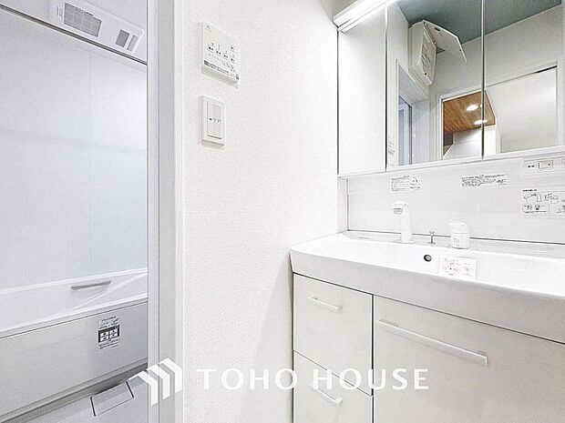 「洗面台」洗面台には三面鏡を採用。身だしなみを整えやすい事はもちろんですが、鏡の後ろに収納スペースを設ける事により、散らかりやすい洗面スペースをすっきりさせる事が出来るのも嬉しいですね。