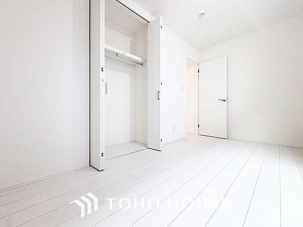 「収納」温もりある自然光を感じていただける居室です。飽きのこないホワイトデザインの空間は、色褪せることのない心地良さを作ります。