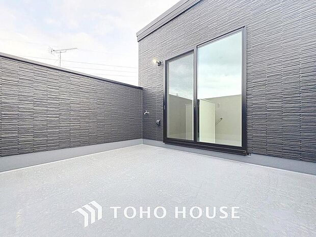 「バルコニー」都市型生活をより快適にコーディネートするかのように、周りの情景とマッチしたバルコニー。住まうご家族の心地よさを最優先したバルコニーでは様々な時間を楽しめます。