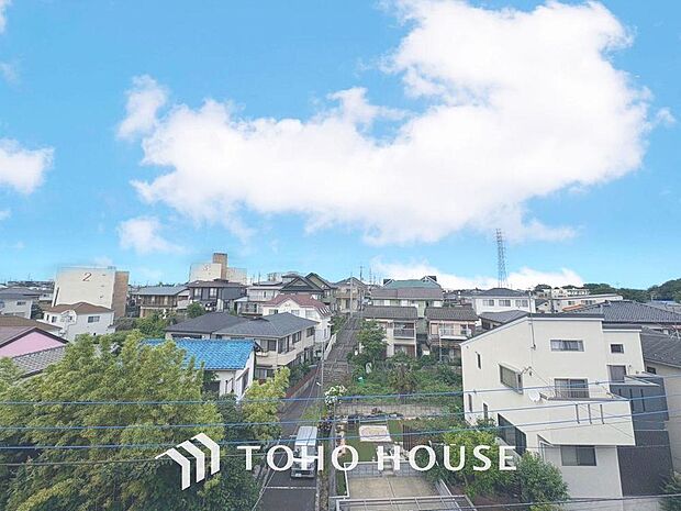 「穏やかな街並みの眺望」穏やかな街並みを一望しながら、爽やかな風と柔らかく降り注ぐ陽光を感じて頂けます。心地良い開放感が暮らしにゆとりと充足感をもたらします。