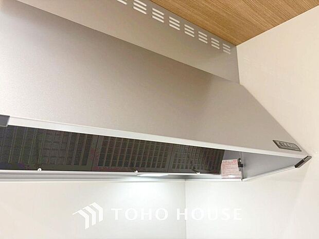 昨今主流のスリムタイプのレンジフード。そのスタイリッシュな見た目から、インテリアとしても高い人気がある型です。また、スリム型の大きなメリットとして、掃除のしやすさがあります。