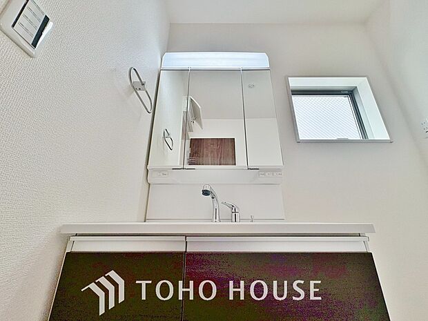 身だしなみのチェックがしやすい大きな鏡、下には収納がたっぷり。スッキリとした空間を演出いたします。