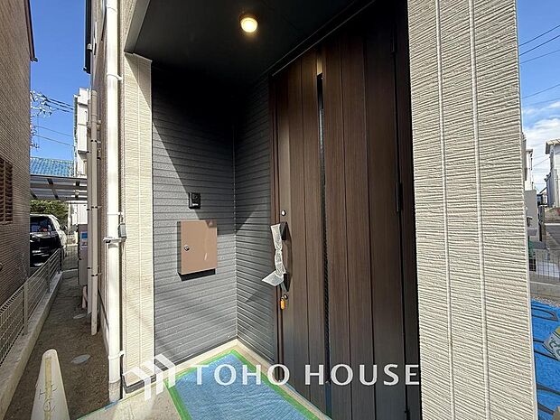 「防犯・断熱仕様玄関ドア」「ただいま」・「おかえり」。新居で交わす家族同士の何気ないやり取りがただ何となく嬉しいんです。自分のお家を手に入れた事の喜びが感じられるお客様からの素敵なエピソードです。