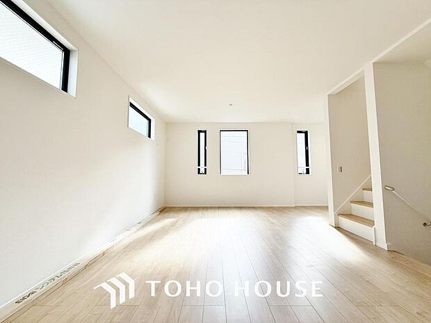 「リビン階段を採用。」リビング階段は家族のコミュニケーションに欠かせないアイテムのひとつです。ワンインスイッチでメモリー機能を持ち合わせた照明が重宝します。