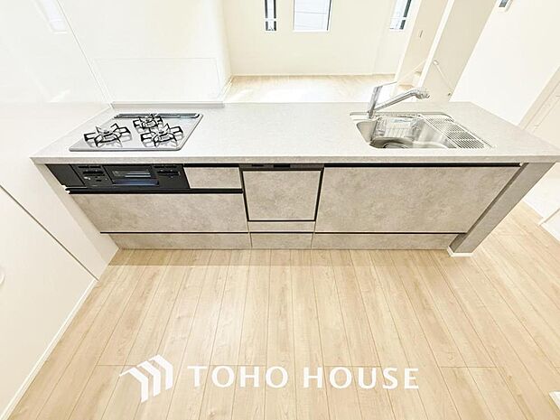 「会話も弾む対面キッチン。」ご家族と顔を合わせながら調理できるカウンターキッチンは、ご家族とのコミュニケーションを大切にした造りです。