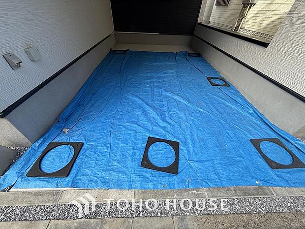 「ビルトインガレージ」車を風雨からしっかりと守ってくれるビルトインガレージです。車を外部に晒さないので風雨だけではなく様々なトラブルに遭いにくく、車好きの方にも安心していただけます。