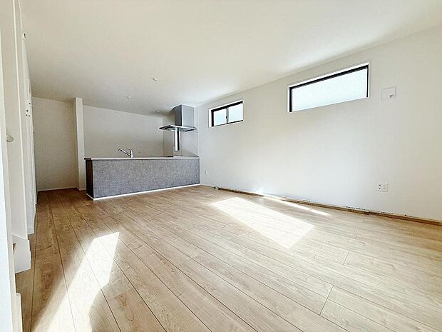 「家族団欒の寛ぎ空間」ＬＤＫでは家族が集まり一緒の時間を過ごせる工夫がされております。何気ない一日の当たり前のひとコマがいつか一生の宝物になります。