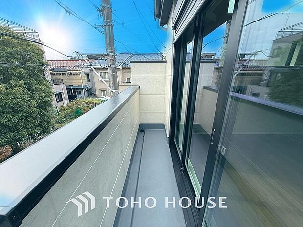 「開放感感じるバルコニー」頬をなでる優しい風を感じることが出来るバルコニー。つい深呼吸をしたくなる気持ちの良い眺望はこのお部屋の自慢です。