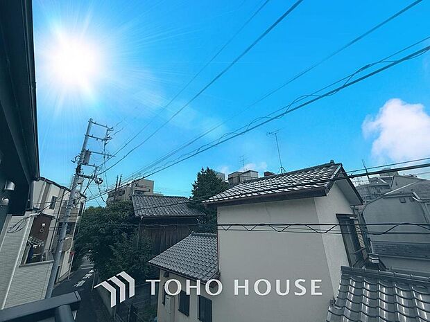 「穏やかな街並みの眺望」穏やかな街並みを一望しながら、爽やかな風と柔らかく降り注ぐ陽光を感じて頂けます。心地良い開放感が暮らしにゆとりと充足感をもたらします。