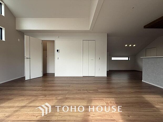 「収納スペースを備えたリビング。」落ち着いたカラーコーディネートの室内。インテリアやファブリックで、オーナー様好みのテイストデザインを取り入れて頂けます。