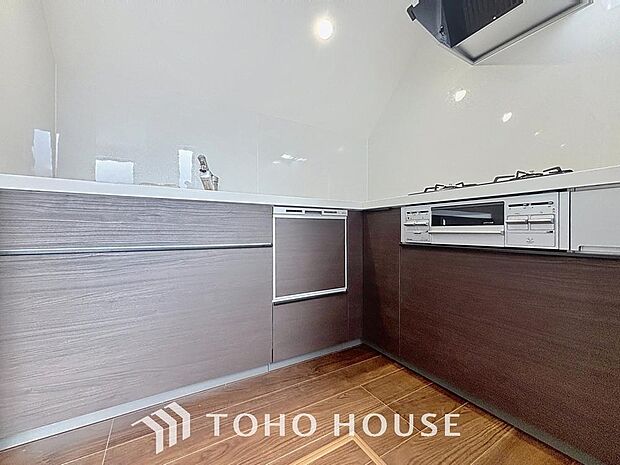 「家事時短の叶うキッチン◎」効率よくお料理ができる3口コンロ・食洗機・出し入れしやすいスライド収納を完備したシステムキッチン。確かな機能性を実感頂けます。