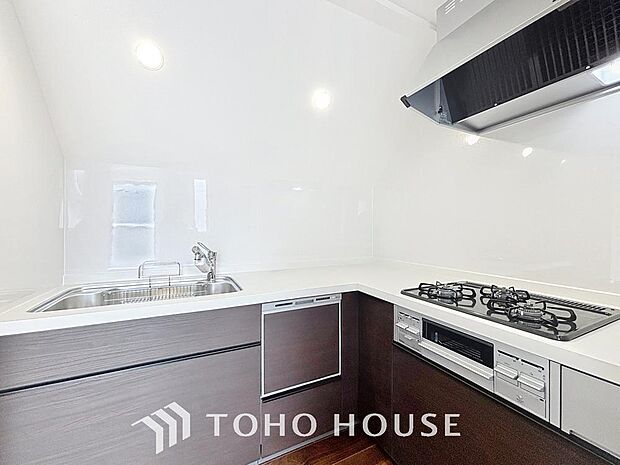 「対面式キッチン仕様」キッチンスペースは、ゆとりの広さを確保。開放的な対面式キッチンなので、ご家族との会話を楽しうことはもちろん、お子様を見守りながら家事時間を進められます。