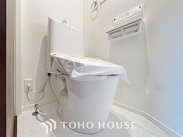 「温水洗浄便座付きトイレ」トイレは快適な温水洗浄便座付です。清潔感のあるホワイトで統一しました。いつも清潔な空間であって頂けるよう配慮された造りです。