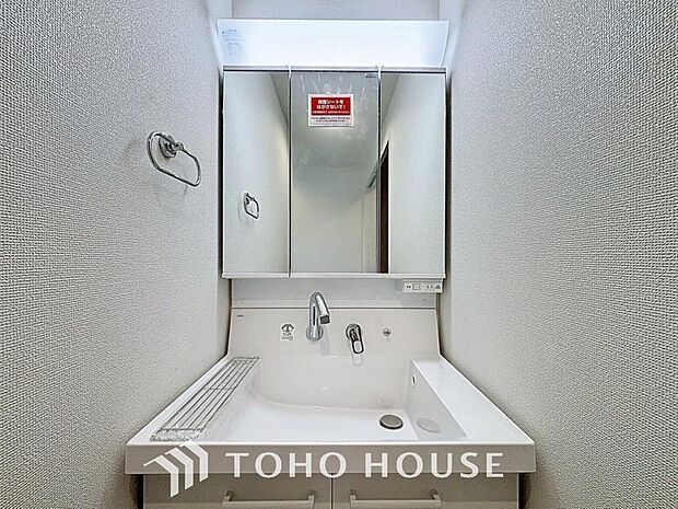 「すっきり片付く収納力。三面鏡洗面台。」身だしなみを整えやすい事はもちろんですが、鏡の後ろに収納スペースを設ける事により、散らかりやすい洗面スペースをすっきりさせる事が出来るのも嬉しいですね。