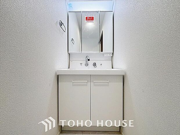 「洗面所」明るく清潔感のある色調で纏められた洗面室は、機能性に富んだ三面鏡と使い勝手の良い収納を完備した洗面台を設置しております。