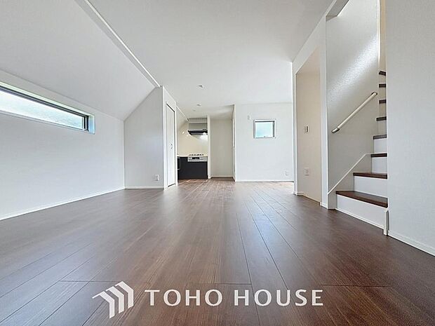 「2階リビングダイニング」2階LDKのメリットは、団欒空間のプライバシーが守られることです。コミュニケーションに欠かせないリビング階段も、室内の雰囲気をおしゃれに演出します。