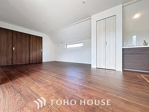 「寛ぎ空間。リビング」柔らかな色合いが優しい雰囲気のお部屋は、格別の居心地の良さを感じて頂けます。採光窓から零れる陽光に癒されてください。