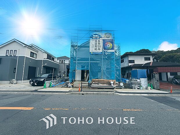 「現況」光り溢れる爽やかなお家。閑静な住宅地につき静かで穏やか採光窓が多く風通しも良好です。