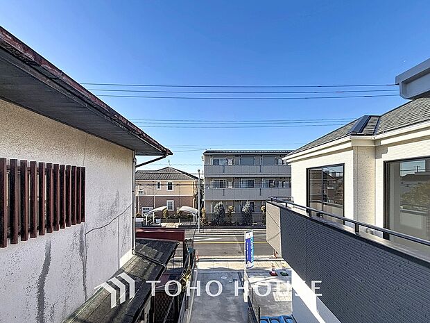 星空が地上に映りこむかのような夜景のきらめきまで、この街ならではの美しい風景の物語が室内に展開。