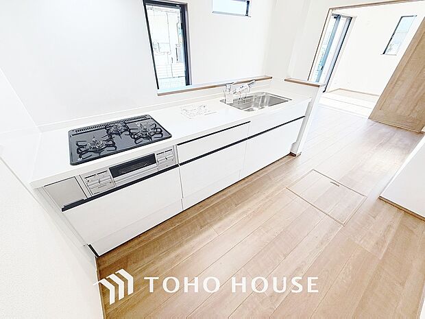 キッチンの収納は、デッドスペースになりやすい箇所を有効活用できる、スライド式収納を採用しました。