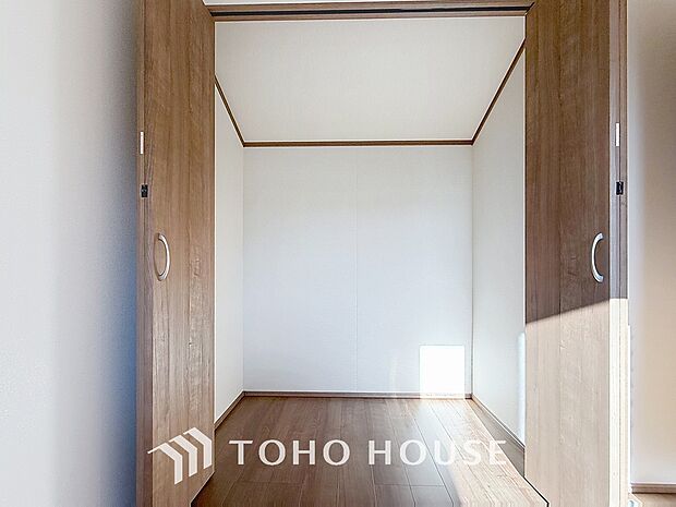 居室にはクローゼットを完備し、自由度の高い家具の配置が叶うシンプルな空間です。お子様の成長と必要になる子供部屋を与えるにはぴったりの間取りですね。