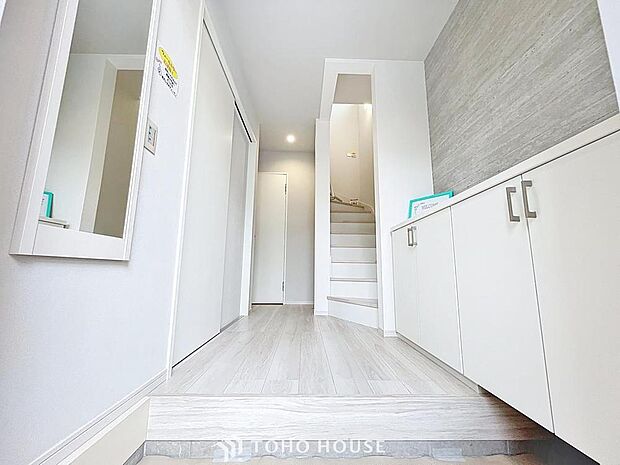 「玄関」人を迎え入れる最初の場所だからこそ、清潔感があり纏まった空間にして頂ける様にゆとりあるシューズボックスを設置しました。おでかけの時も帰宅の時も、すっきりとした玄関は気持ちが良いものです。