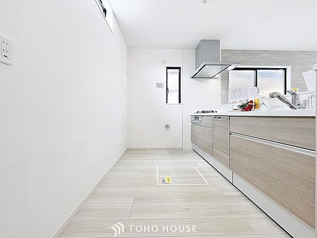 「対面キッチン」作業スペースを多くとった対面キッチン。夫婦そろってキッチンに立っても調理がしやすくゆとりある広さ。食器類もすっきりと片付く収納力が期待できます。家事をしながら会話も弾みます。