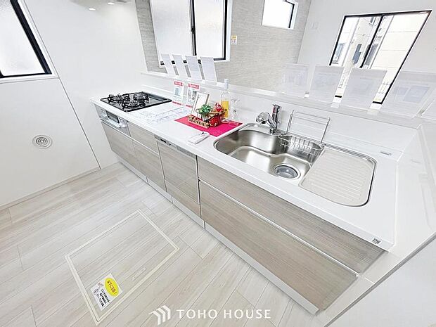 「カウンターキッチン。」効率よくお料理ができるコンロ・収納を完備したシステムキッチン。確かな機能性を実感頂けます。