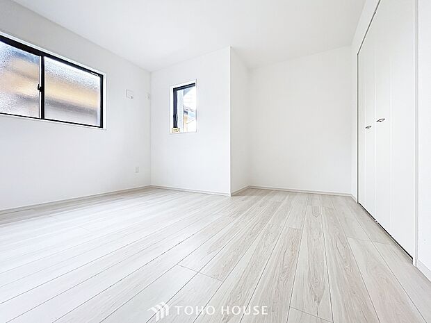 「洋室」ホワイトで統一されたお部屋は清潔感があり、明るい印象です。インテリアのコーディネートもしやすく、フレキシブルにお使いいただけます。