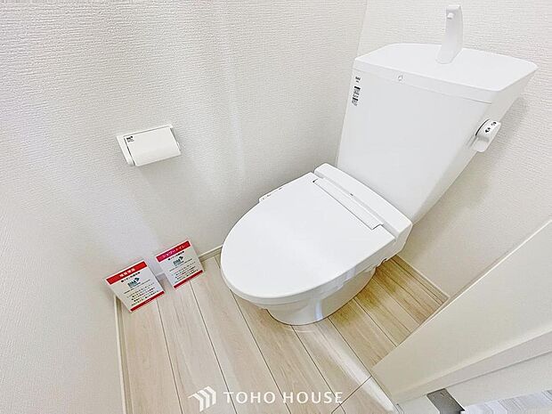 「温水洗浄便座付きトイレ」トイレは快適な温水洗浄便座付です。清潔感のあるホワイトで統一しました。いつも清潔な空間であって頂けるよう配慮された造りです。