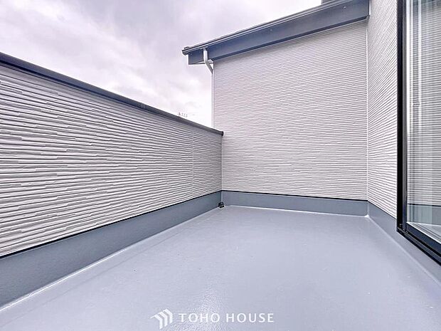 「バルコニー」都市型生活をより快適にコーディネートするかのように、周りの情景とマッチしたバルコニー。住まうご家族の心地よさを最優先したバルコニーでは様々な時間を楽しめます。