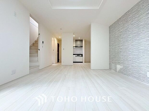 「16帖。ゆとりのLDK。」広々約16帖のLDK。家族団らんの場やソファーでゆっくりとくつろぐスペースにオススメです。